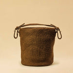 Shoulder Bag ABBIE in Toffee Suede von LABEL17, aus geschmeidigem Lamm-Leder von Hand geflochten. Beutelform mit kurzem Schulterhenkel, hergestellt in Marokko.