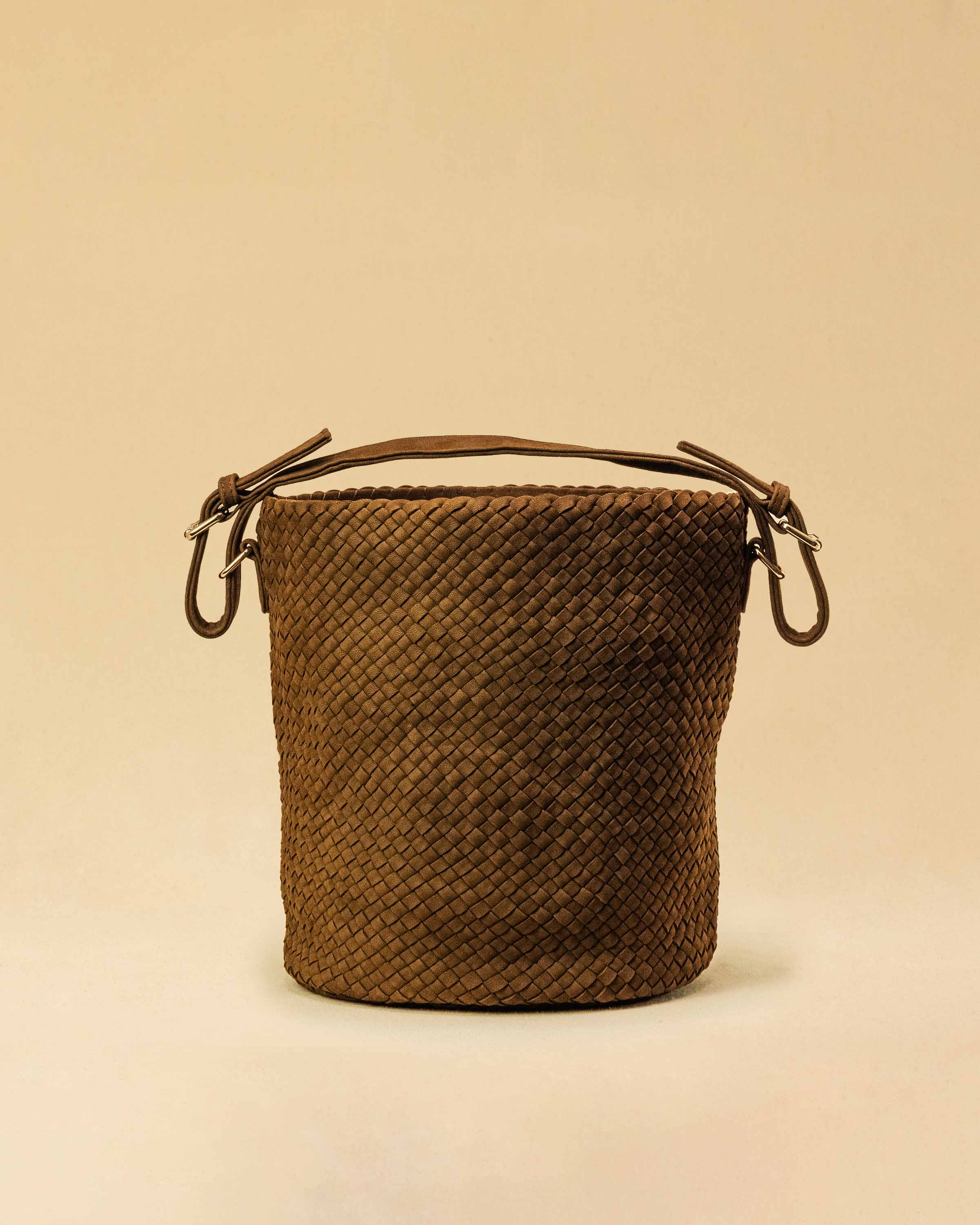 Shoulder Bag ABBIE in Toffee Suede von LABEL17, aus geschmeidigem Lamm-Leder von Hand geflochten. Beutelform mit kurzem Schulterhenkel, hergestellt in Marokko.