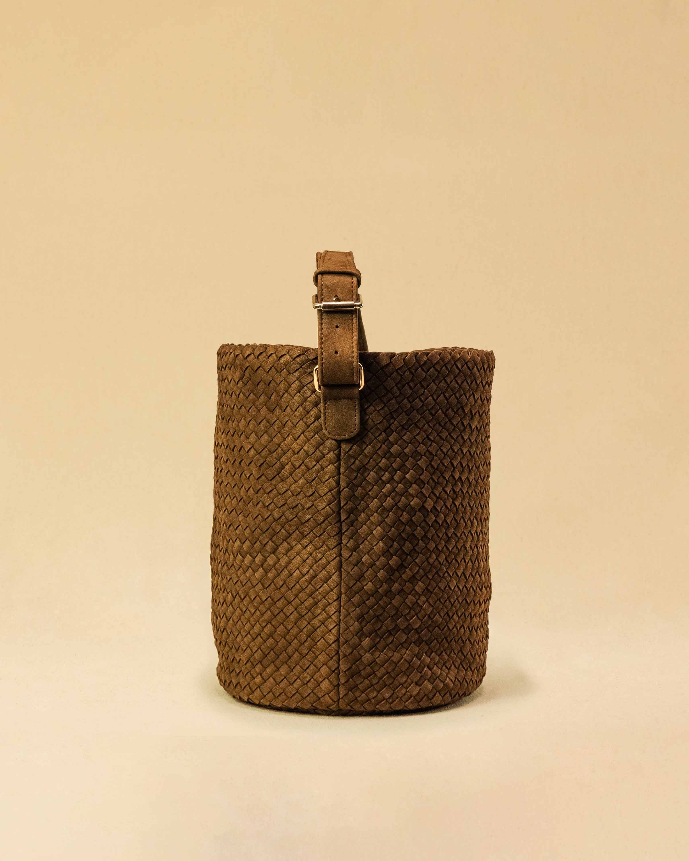 Shoulder Bag ABBIE in Toffee Suede von LABEL17, aus geschmeidigem Lamm-Leder von Hand geflochten. Beutelform mit kurzem Schulterhenkel, hergestellt in Marokko.