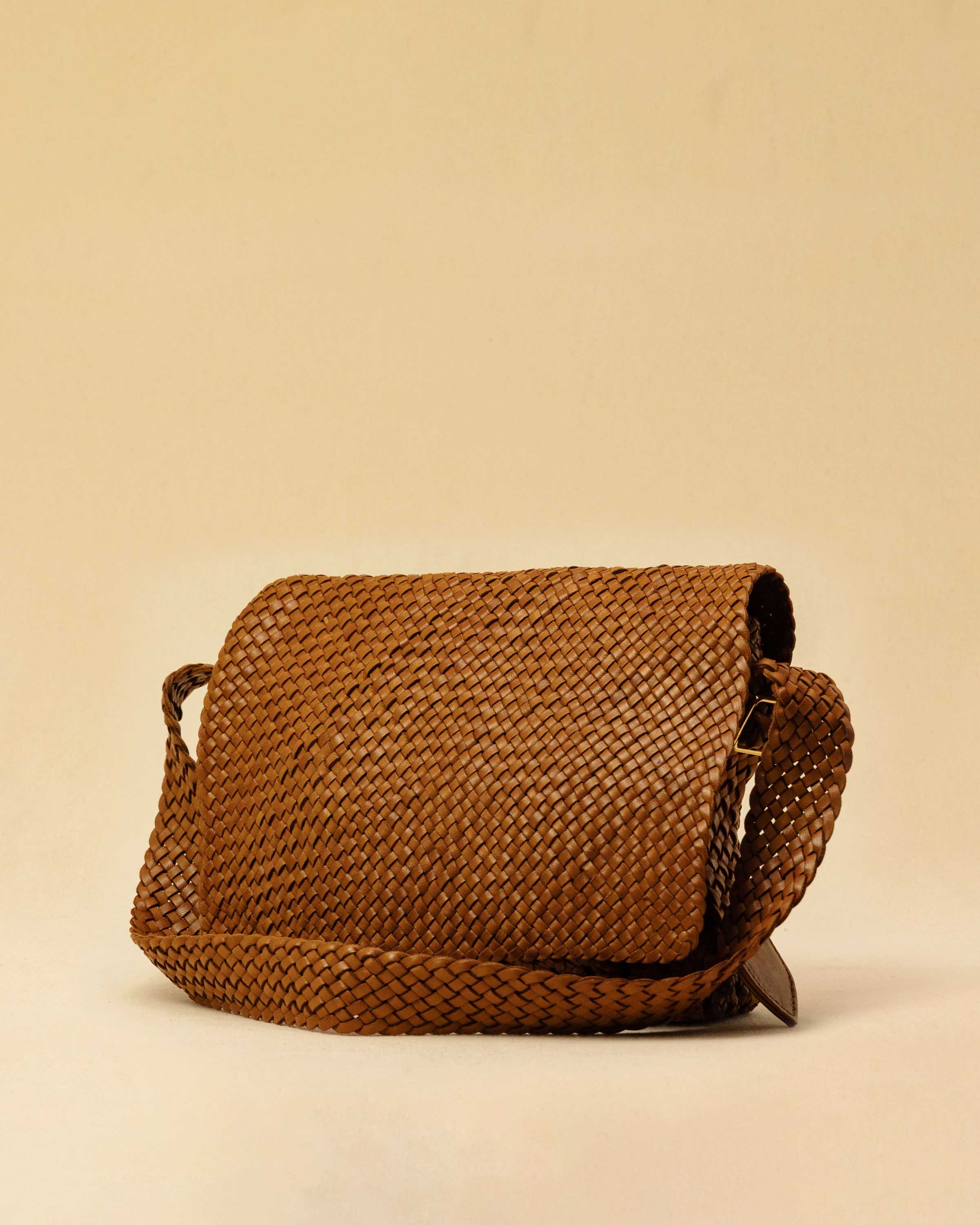 Die Shoulder Bag ALIA von LABEL17 ist aus geschmeidigem Nappaleder gefertigt und von Hand mit verschiedenen Flechtmustern gearbeitet – ein echtes Statement handwerklicher Präzision.
Mit ihrem verstellbaren Riemen und der eleganten Textur lässt sie sich mühelos vom Tag bis in den Abend tragen.
