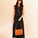 Die Shoulder Bag ALIA von LABEL17 ist aus geschmeidigem Nappaleder gefertigt und von Hand mit verschiedenen Flechtmustern gearbeitet – ein echtes Statement handwerklicher Präzision.
Mit ihrem verstellbaren Riemen und der eleganten Textur lässt sie sich mühelos vom Tag bis in den Abend tragen.