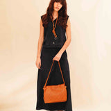 Die Shoulder Bag ALIA von LABEL17 ist aus geschmeidigem Nappaleder gefertigt und von Hand mit verschiedenen Flechtmustern gearbeitet – ein echtes Statement handwerklicher Präzision.
Mit ihrem verstellbaren Riemen und der eleganten Textur lässt sie sich mühelos vom Tag bis in den Abend tragen.
