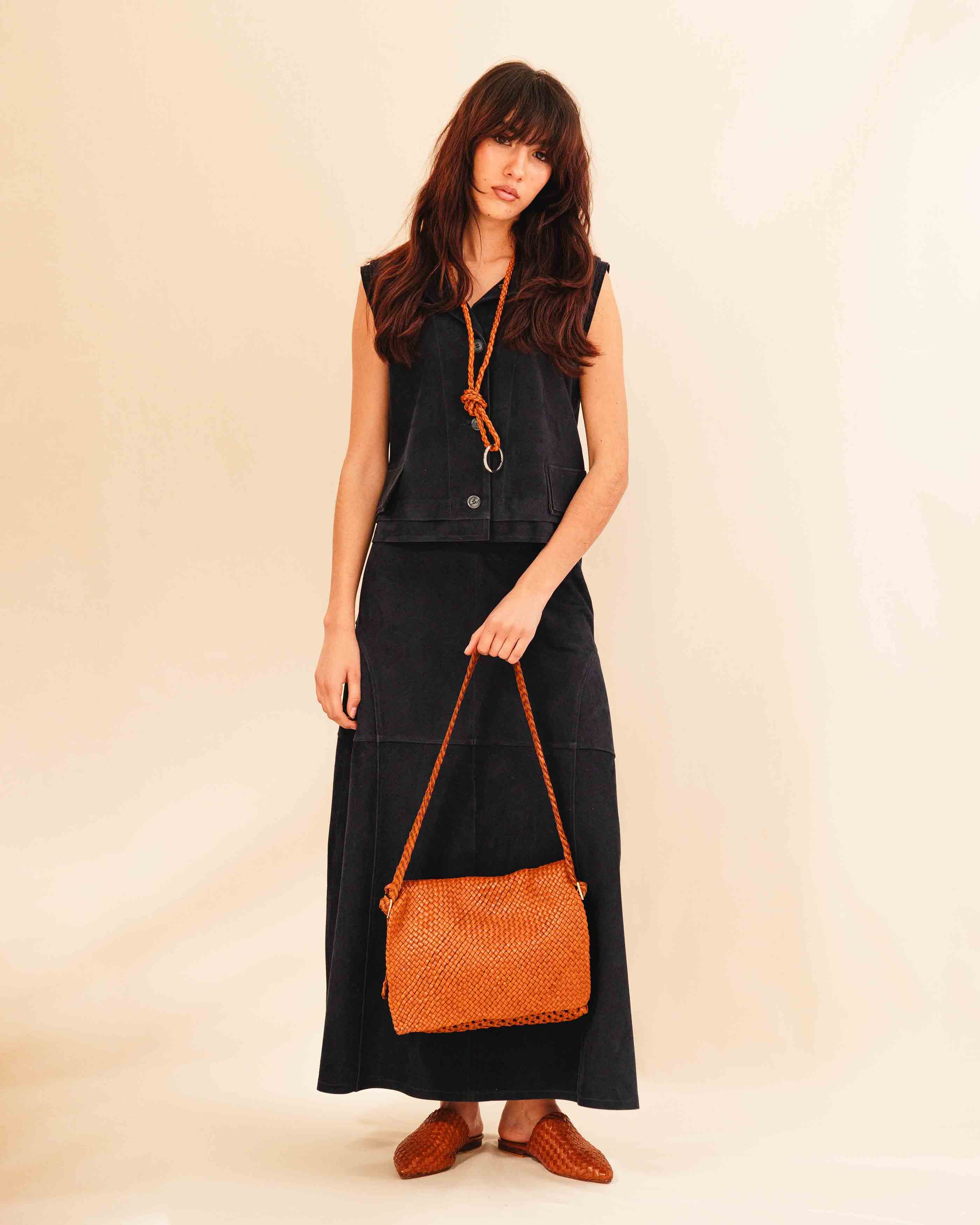 Der lange Schlüsselanhänger CLARA, von LABEL17, aus geschmeidigem Lamm-Nappaleder von Hand geflochten, lässt sich um den Hals tragen oder an der Tasche befestigen. Funktional und stilvoll zugleich.