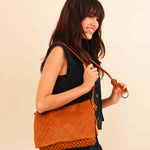 Die Shoulder Bag ALIA von LABEL17 ist aus geschmeidigem Nappaleder gefertigt und von Hand mit verschiedenen Flechtmustern gearbeitet – ein echtes Statement handwerklicher Präzision.
Mit ihrem verstellbaren Riemen und der eleganten Textur lässt sie sich mühelos vom Tag bis in den Abend tragen.