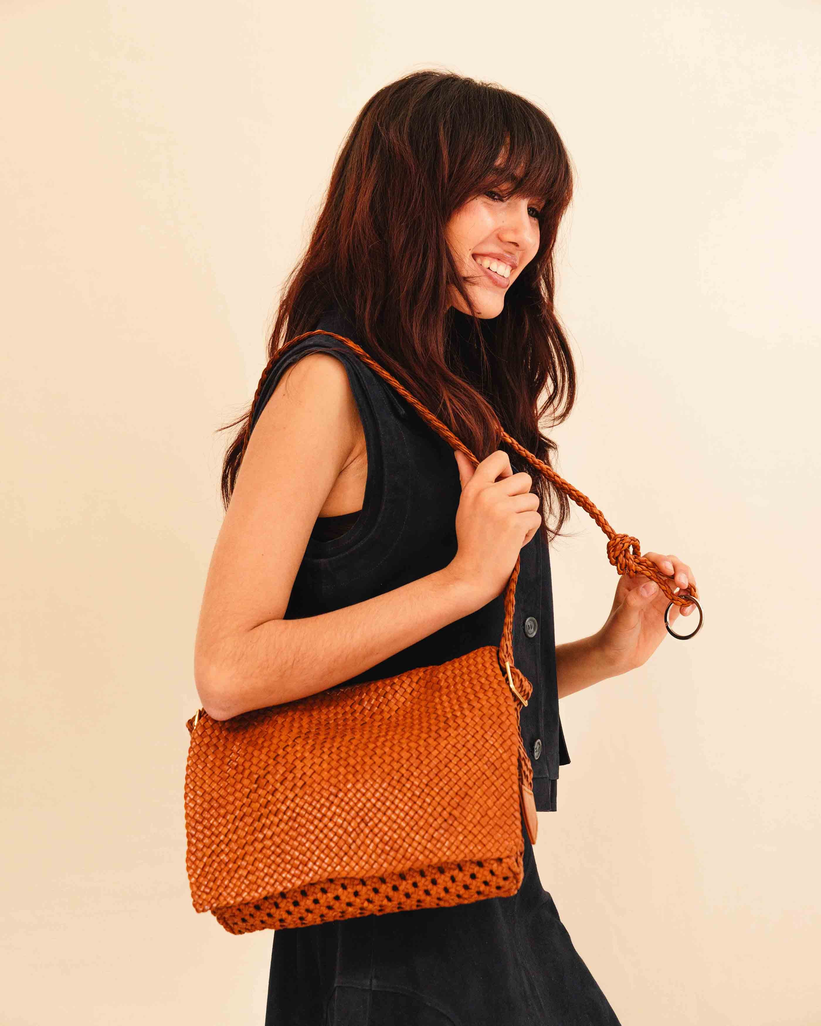 Die Shoulder Bag ALIA von LABEL17 ist aus geschmeidigem Nappaleder gefertigt und von Hand mit verschiedenen Flechtmustern gearbeitet – ein echtes Statement handwerklicher Präzision.
Mit ihrem verstellbaren Riemen und der eleganten Textur lässt sie sich mühelos vom Tag bis in den Abend tragen.