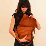 Die Shoulder Bag ALIA von LABEL17 ist aus geschmeidigem Nappaleder gefertigt und von Hand mit verschiedenen Flechtmustern gearbeitet – ein echtes Statement handwerklicher Präzision.
Mit ihrem verstellbaren Riemen und der eleganten Textur lässt sie sich mühelos vom Tag bis in den Abend tragen.