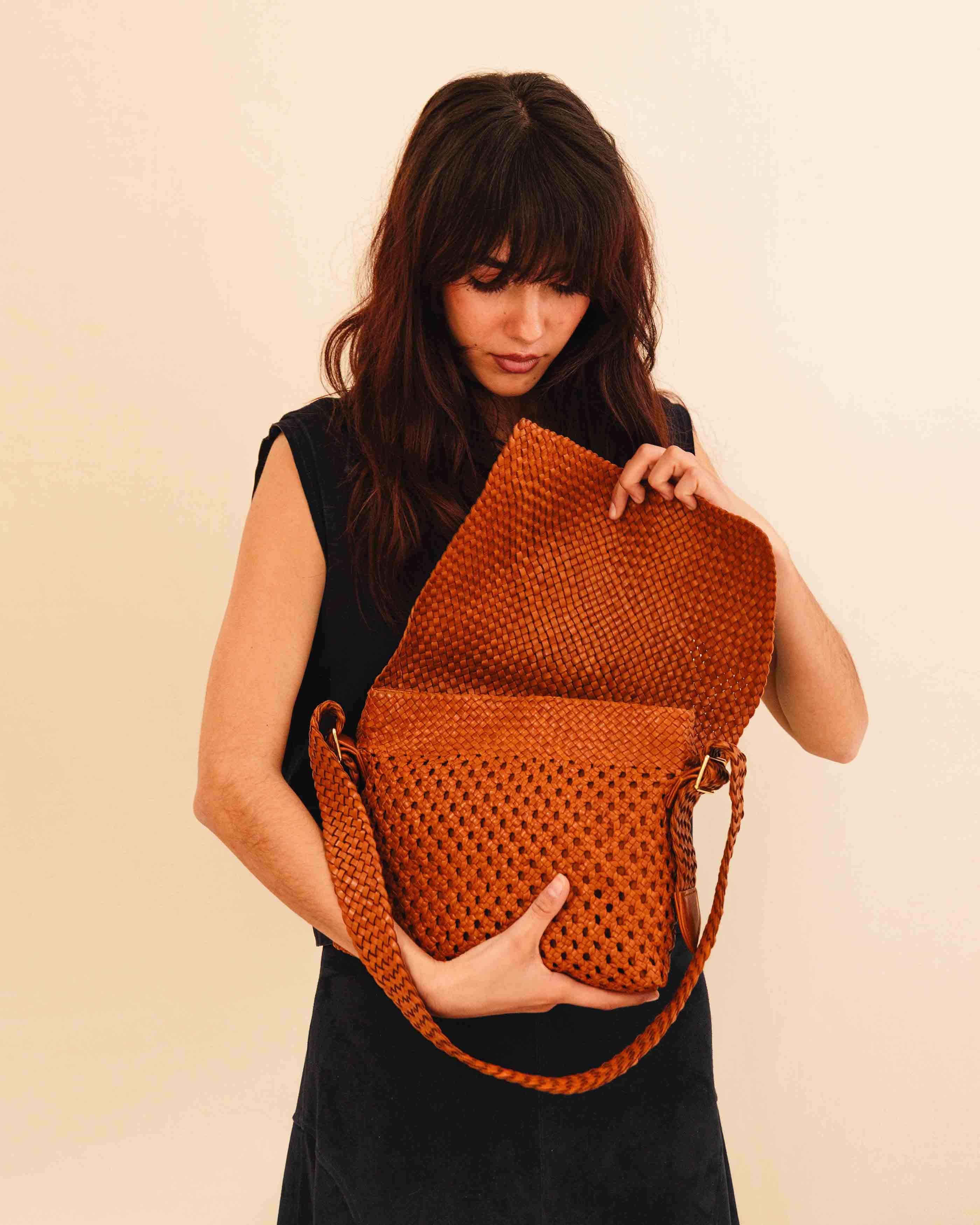 Die Shoulder Bag ALIA von LABEL17 ist aus geschmeidigem Nappaleder gefertigt und von Hand mit verschiedenen Flechtmustern gearbeitet – ein echtes Statement handwerklicher Präzision.
Mit ihrem verstellbaren Riemen und der eleganten Textur lässt sie sich mühelos vom Tag bis in den Abend tragen.