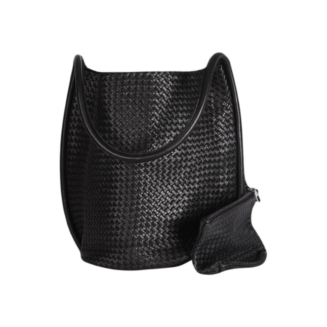 Geflochtene Umhänge-Tasche aus feinem, pflanzlich gegerbtem Lamm-Nappaleder von LABEL17. Integriertes kleines Leder-Etui, ebenfalls hergestellt in Marokko