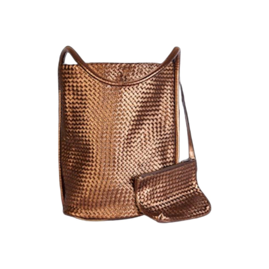 Geflochtene Umhänge-Tasche aus feinem, pflanzlich gegerbtem Lamm-Nappaleder von LABEL17. Integriertes kleines Leder-Etui, ebenfalls hergestellt in Marokko