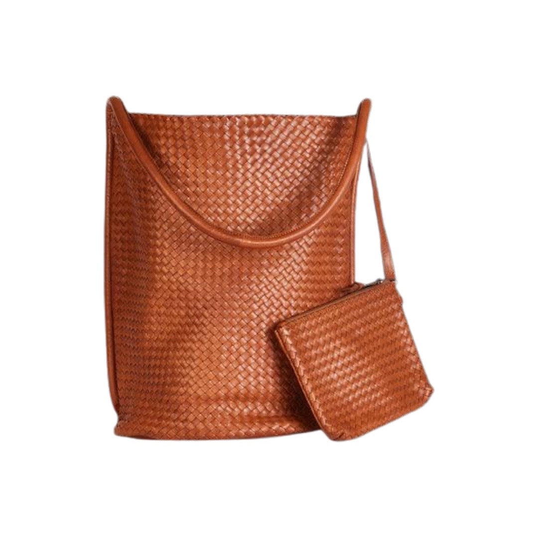Geflochtene Umhänge-Tasche aus feinem, pflanzlich gegerbtem Lamm-Nappaleder von LABEL17. Integriertes kleines Leder-Etui, ebenfalls hergestellt in Marokko