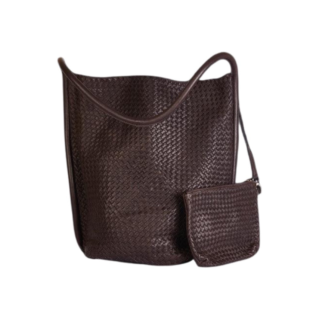 Geflochtene Umhänge-Tasche aus feinem, pflanzlich gegerbtem Lamm-Nappaleder von LABEL17. Integriertes kleines Leder-Etui, ebenfalls hergestellt in Marokko