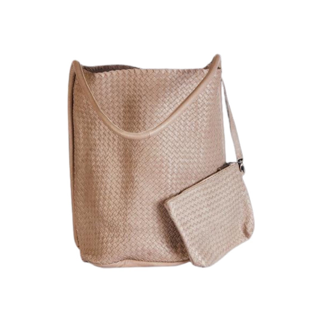 Geflochtene Umhänge-Tasche aus feinem, pflanzlich gegerbtem Lamm-Nappaleder von LABEL17. Integriertes kleines Leder-Etui, ebenfalls hergestellt in Marokko