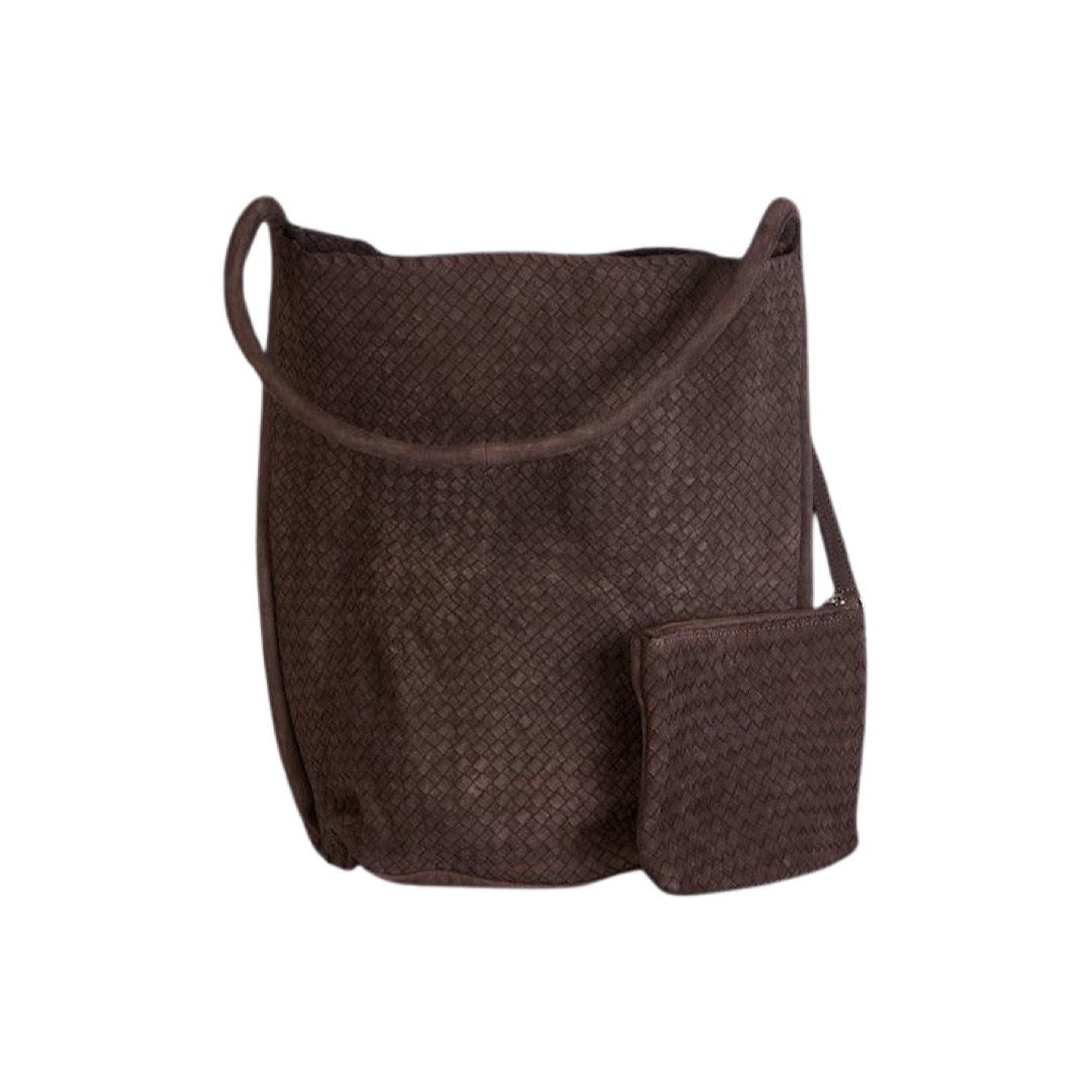 Geflochtene Umhänge-Tasche aus feinem, pflanzlich gegerbtem Lamm-Nappaleder von LABEL17. Integriertes kleines Leder-Etui, ebenfalls hergestellt in Marokko