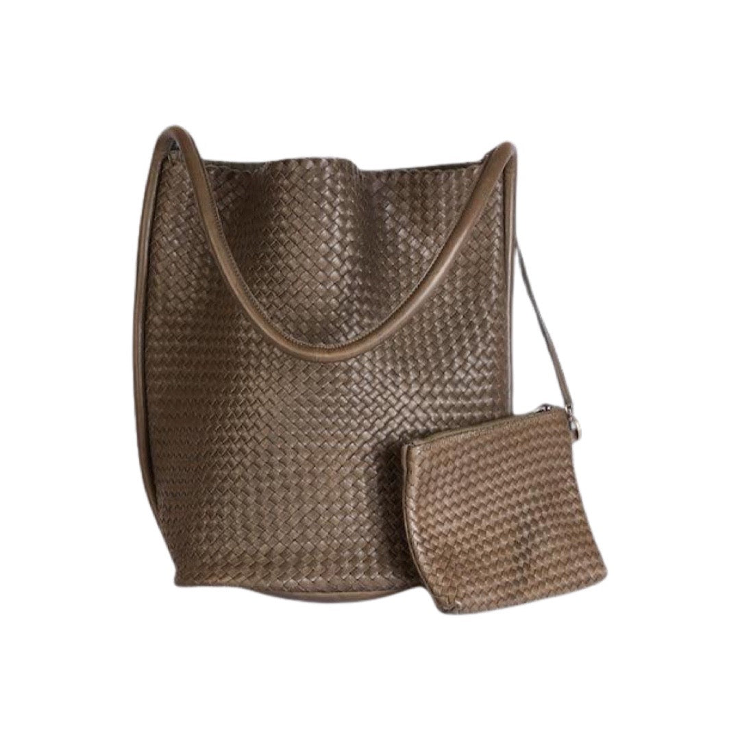 Geflochtene Umhänge-Tasche aus feinem, pflanzlich gegerbtem Lamm-Nappaleder von LABEL17. Integriertes kleines Leder-Etui, ebenfalls hergestellt in Marokko