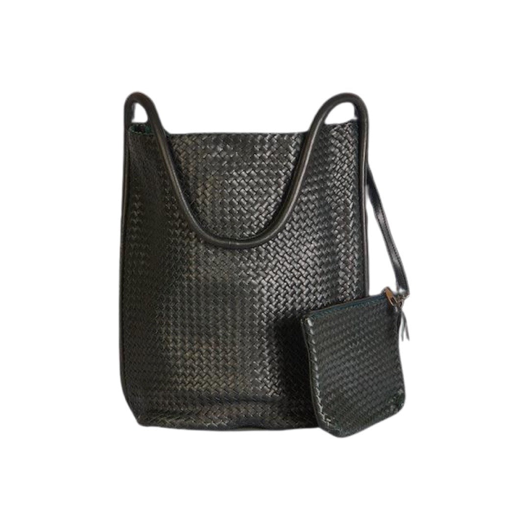 Geflochtene Umhänge-Tasche aus feinem, pflanzlich gegerbtem Lamm-Nappaleder von LABEL17. Integriertes kleines Leder-Etui, ebenfalls hergestellt in Marokko