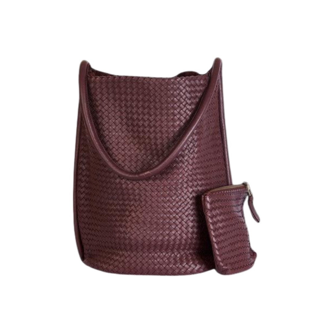 Geflochtene Umhänge-Tasche aus feinem, pflanzlich gegerbtem Lamm-Nappaleder von LABEL17. Integriertes kleines Leder-Etui, ebenfalls hergestellt in Marokko