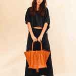 The Shoulder Bag IVY by LABEL17 ist crafted from supple Nappa leather, stands out for its artisanal detailing, distinctive side seams, and long braided handles.