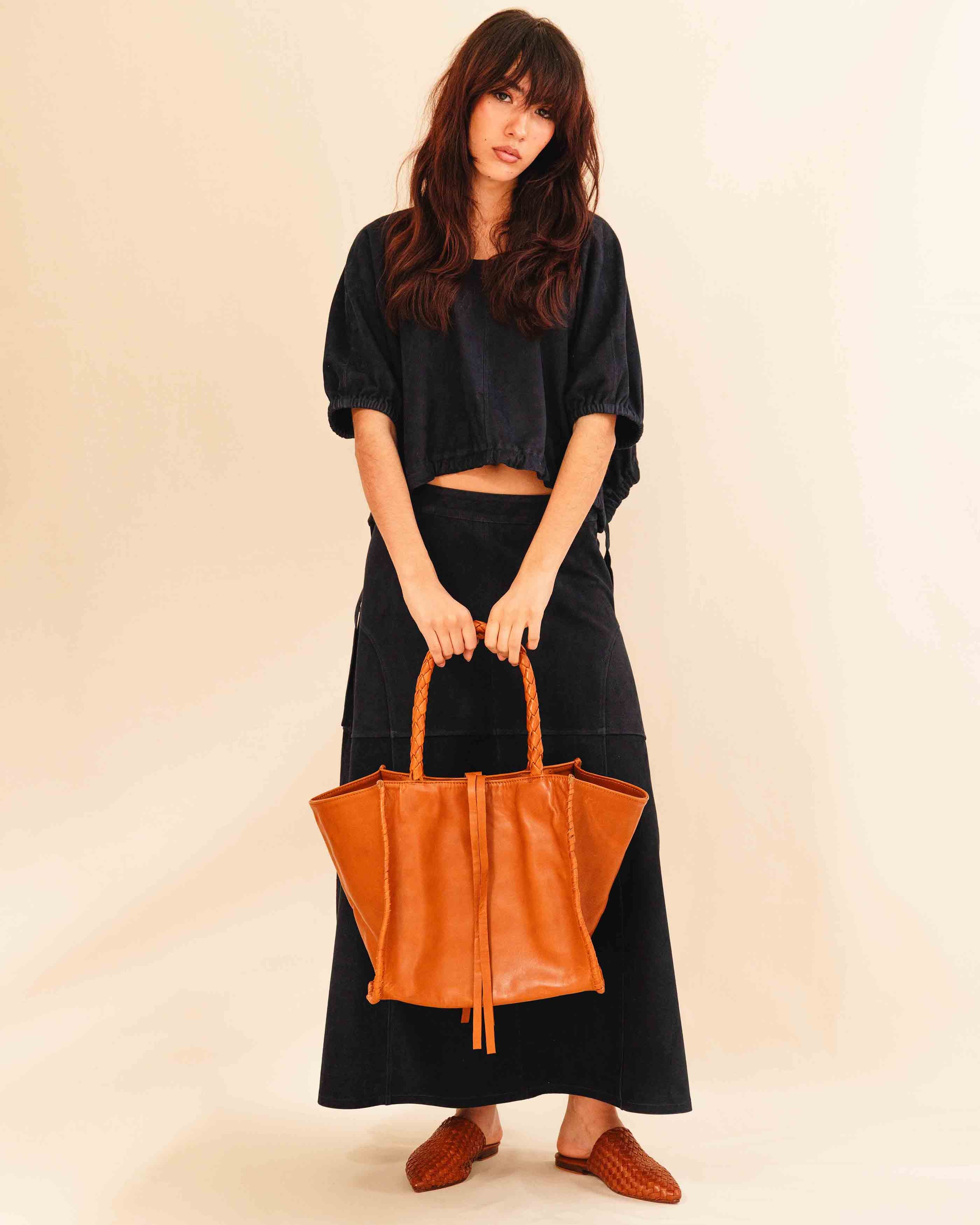 The Shoulder Bag IVY by LABEL17 ist crafted from supple Nappa leather, stands out for its artisanal detailing, distinctive side seams, and long braided handles.