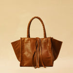 The Shoulder Bag IVY by LABEL17 ist crafted from supple Nappa leather, stands out for its artisanal detailing, distinctive side seams, and long braided handles.