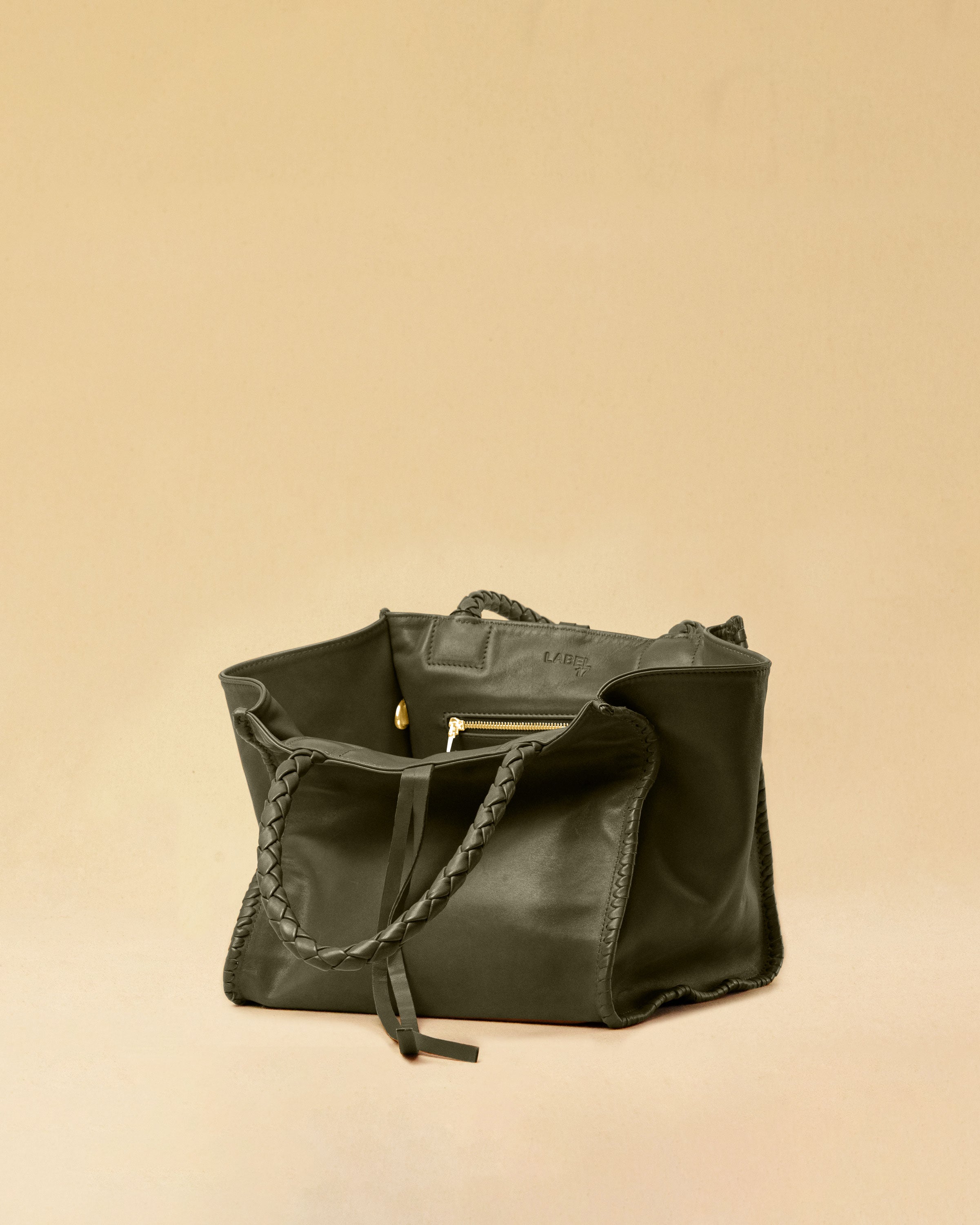 The Shoulder Bag IVY by LABEL17 ist crafted from supple Nappa leather, stands out for its artisanal detailing, distinctive side seams, and long braided handles.