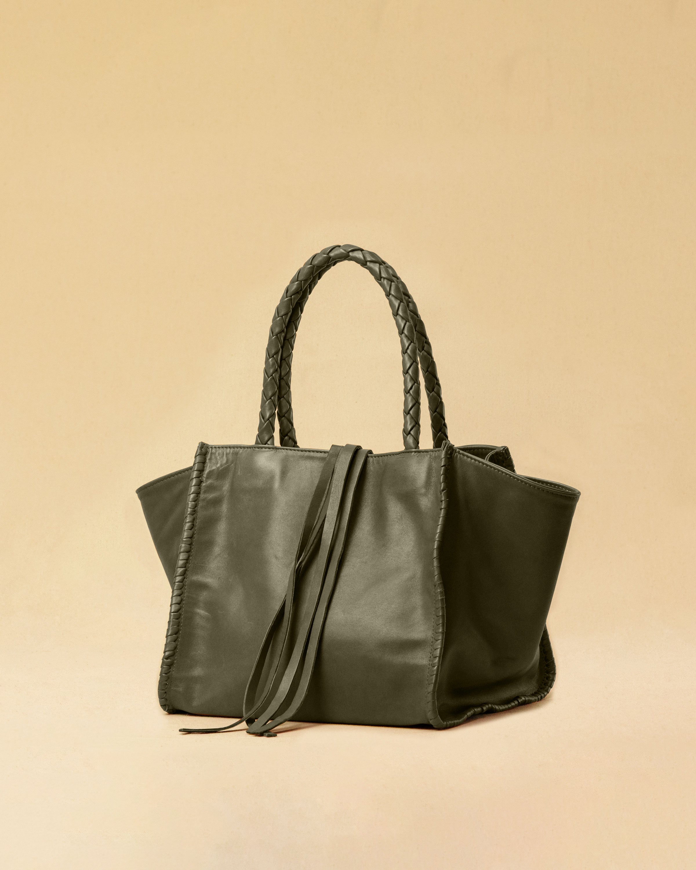 The Shoulder Bag IVY by LABEL17 ist crafted from supple Nappa leather, stands out for its artisanal detailing, distinctive side seams, and long braided handles.