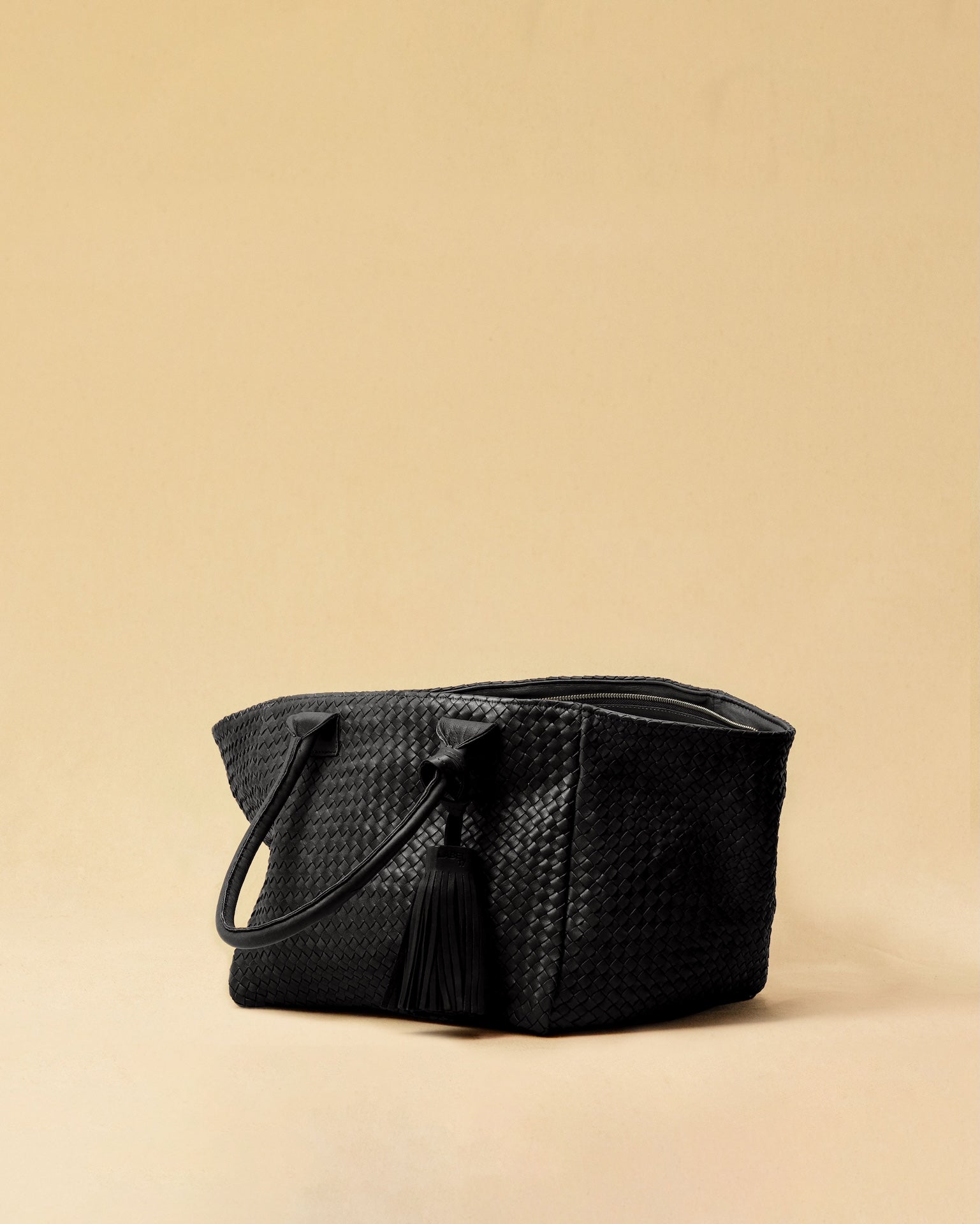 Aus geschmeidigem Nappaleder gefertigt, setzt dieser große Leder Pompom CHARM von LABEL17 ein stilvolles Statement. Ideal als Taschenaccessoire, handgefertigt in Marokko.