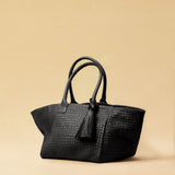 Aus geschmeidigem Nappaleder gefertigt, setzt dieser große Leder Pompom CHARM von LABEL17 ein stilvolles Statement. Ideal als Taschenaccessoire, handgefertigt in Marokko.