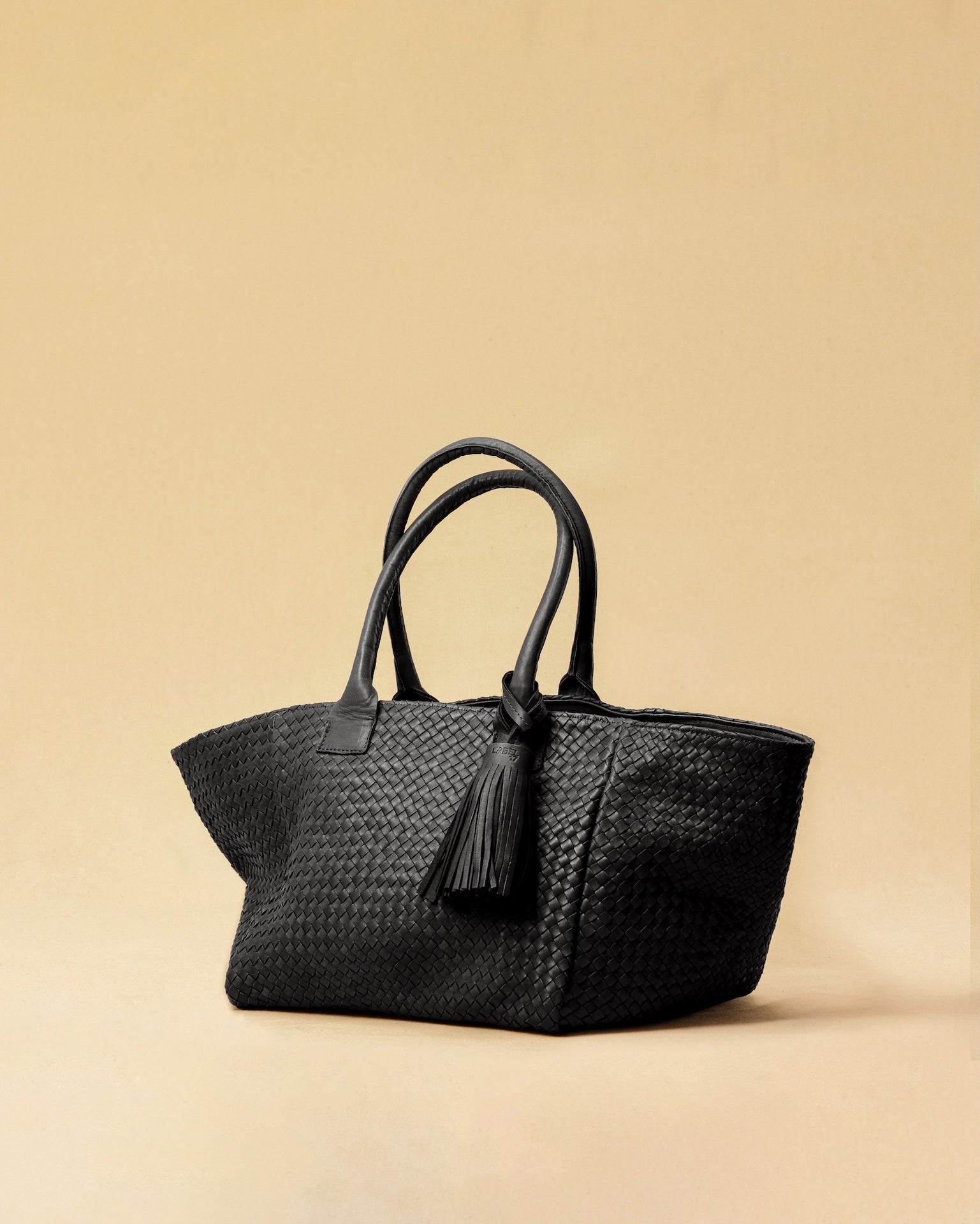 Aus geschmeidigem Nappaleder gefertigt, setzt dieser große Leder Pompom CHARM von LABEL17 ein stilvolles Statement. Ideal als Taschenaccessoire, handgefertigt in Marokko.