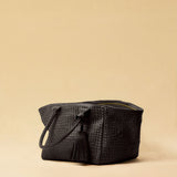 Aus geschmeidigem Nappaleder gefertigt, setzt dieser große Leder Pompom CHARM von LABEL17 ein stilvolles Statement. Ideal als Taschenaccessoire, handgefertigt in Marokko.