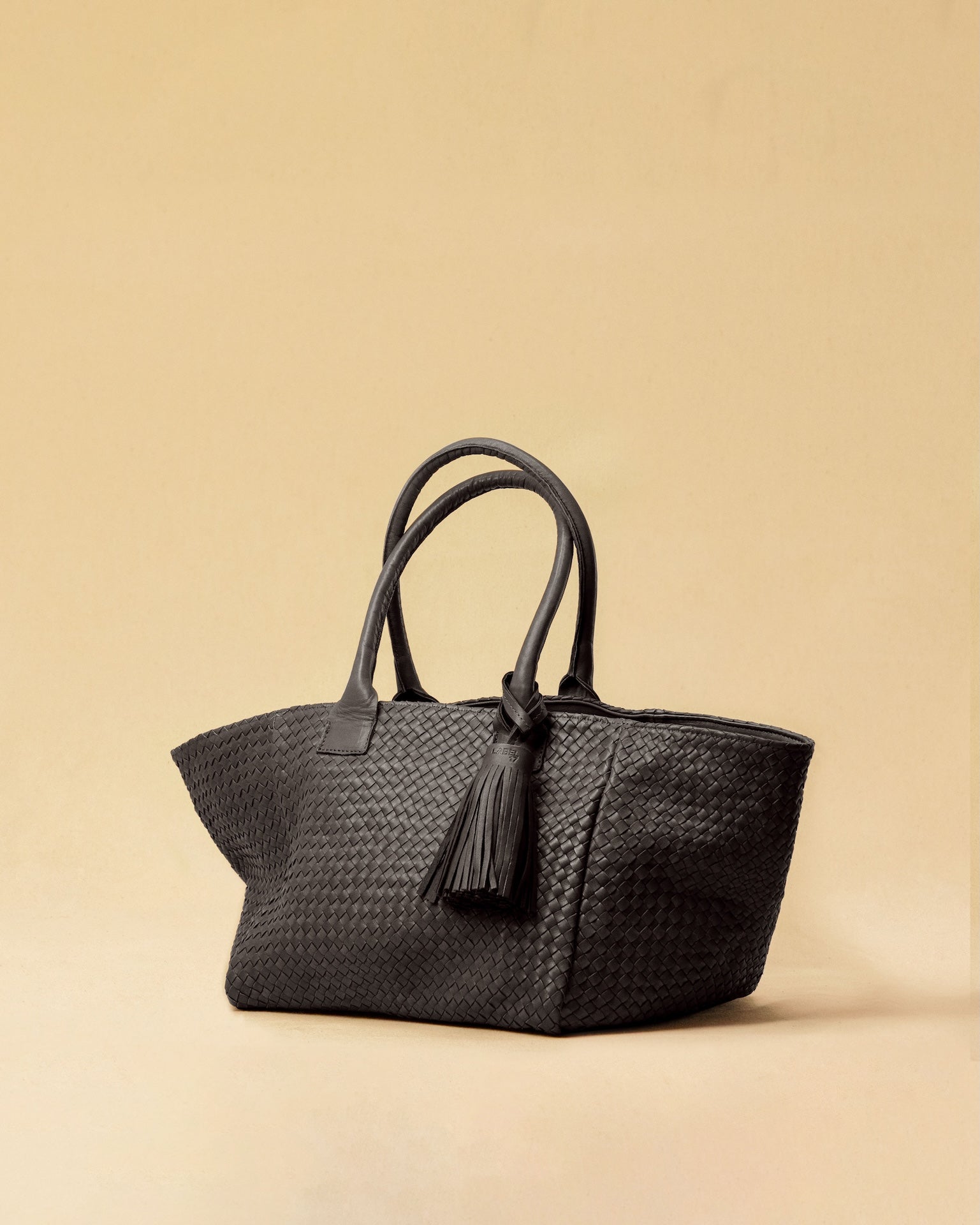 Aus geschmeidigem Nappaleder gefertigt, setzt dieser große Leder Pompom CHARM von LABEL17 ein stilvolles Statement. Ideal als Taschenaccessoire, handgefertigt in Marokko.