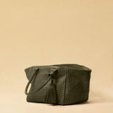 Aus geschmeidigem Nappaleder gefertigt, setzt dieser große Leder Pompom CHARM von LABEL17 ein stilvolles Statement. Ideal als Taschenaccessoire, handgefertigt in Marokko.