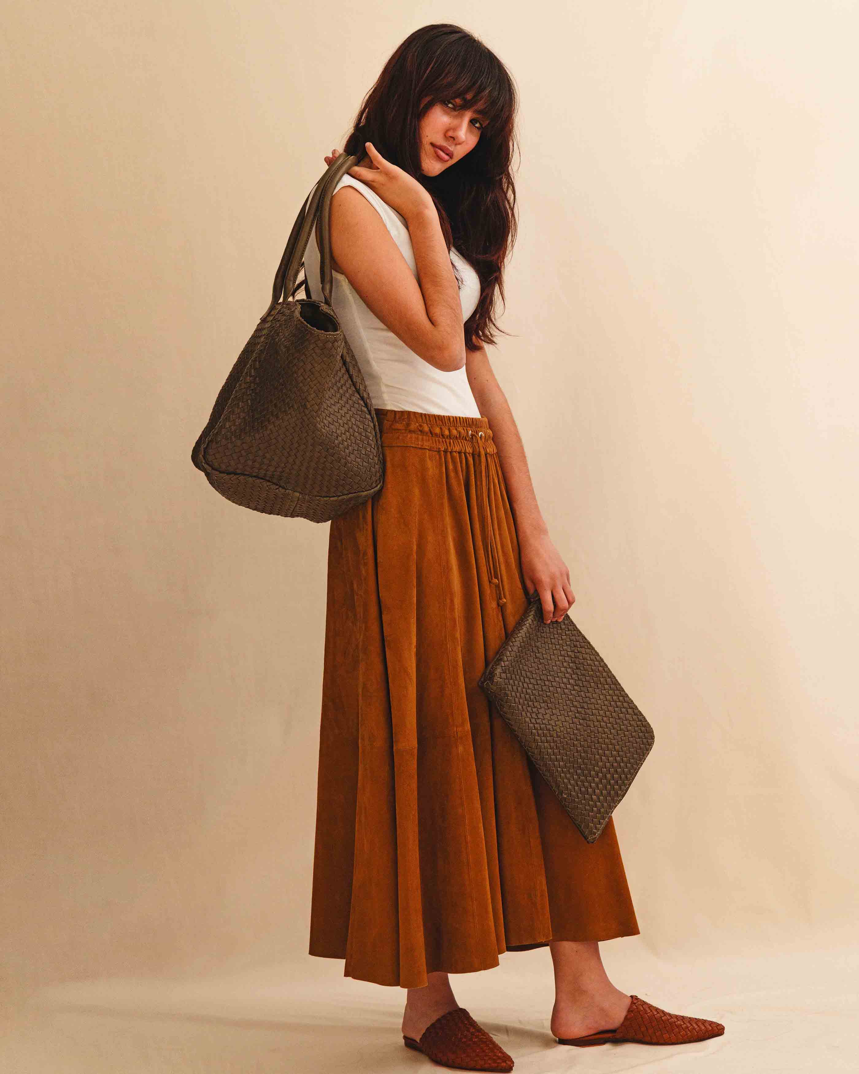 The Shoulder Bag ORIGINAL by LABEL17 is a timeless piece, crafted from fine, vegetable-tanned nappa leather and hand-braided. It features a zipper closure and a convenient interior pocket for your essentials.