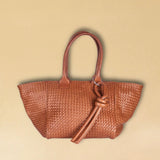 Markanter Schlüsselanhänger KNOT, von LABEL17, aus geschmeidigem Nappaleder. Vielseitig einsetzbar, ob als Schlüsselanhänger oder als Accessoire an der Tasche. Ein Statement Piece mit Charakter.