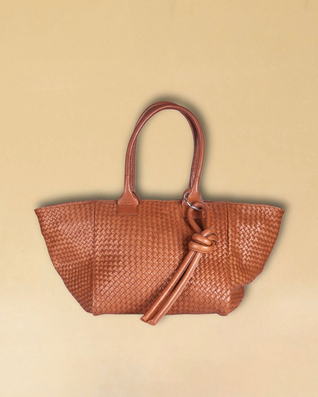 Markanter Schlüsselanhänger KNOT, von LABEL17, aus geschmeidigem Nappaleder. Vielseitig einsetzbar, ob als Schlüsselanhänger oder als Accessoire an der Tasche. Ein Statement Piece mit Charakter.