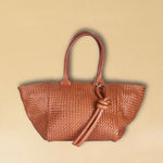 Markanter Schlüsselanhänger KNOT, von LABEL17, aus geschmeidigem Nappaleder. Vielseitig einsetzbar, ob als Schlüsselanhänger oder als Accessoire an der Tasche. Ein Statement Piece mit Charakter.