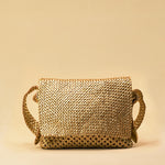 Die Shoulder Bag ALIA von LABEL17 ist aus geschmeidigem Nappaleder gefertigt und von Hand mit verschiedenen Flechtmustern gearbeitet – ein echtes Statement handwerklicher Präzision.
Mit ihrem verstellbaren Riemen und der eleganten Textur lässt sie sich mühelos vom Tag bis in den Abend tragen.