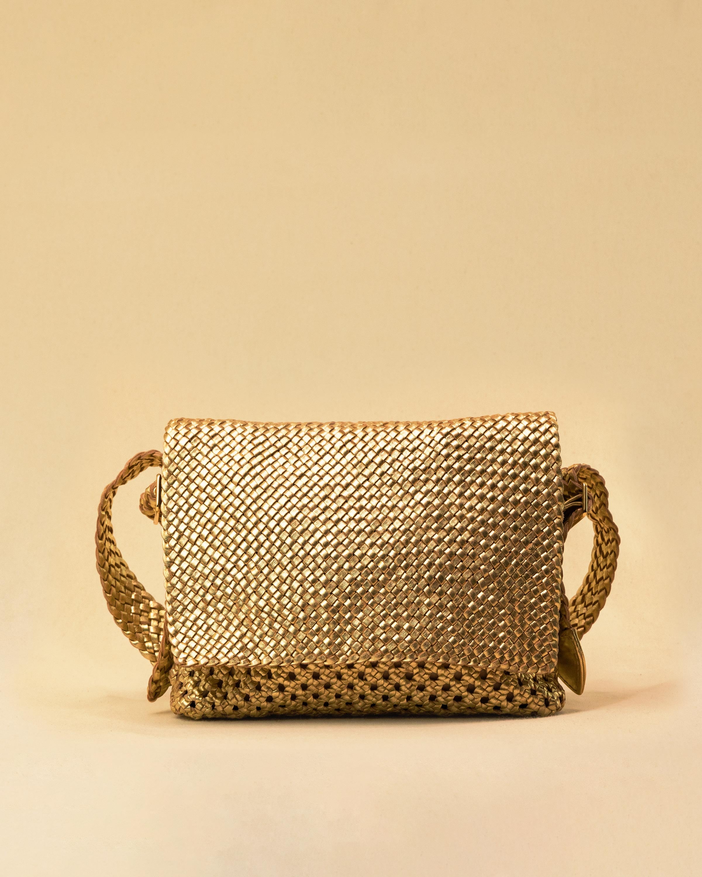 Die Shoulder Bag ALIA von LABEL17 ist aus geschmeidigem Nappaleder gefertigt und von Hand mit verschiedenen Flechtmustern gearbeitet – ein echtes Statement handwerklicher Präzision.
Mit ihrem verstellbaren Riemen und der eleganten Textur lässt sie sich mühelos vom Tag bis in den Abend tragen.