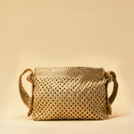 Die Shoulder Bag ALIA von LABEL17 ist aus geschmeidigem Nappaleder gefertigt und von Hand mit verschiedenen Flechtmustern gearbeitet – ein echtes Statement handwerklicher Präzision.
Mit ihrem verstellbaren Riemen und der eleganten Textur lässt sie sich mühelos vom Tag bis in den Abend tragen.