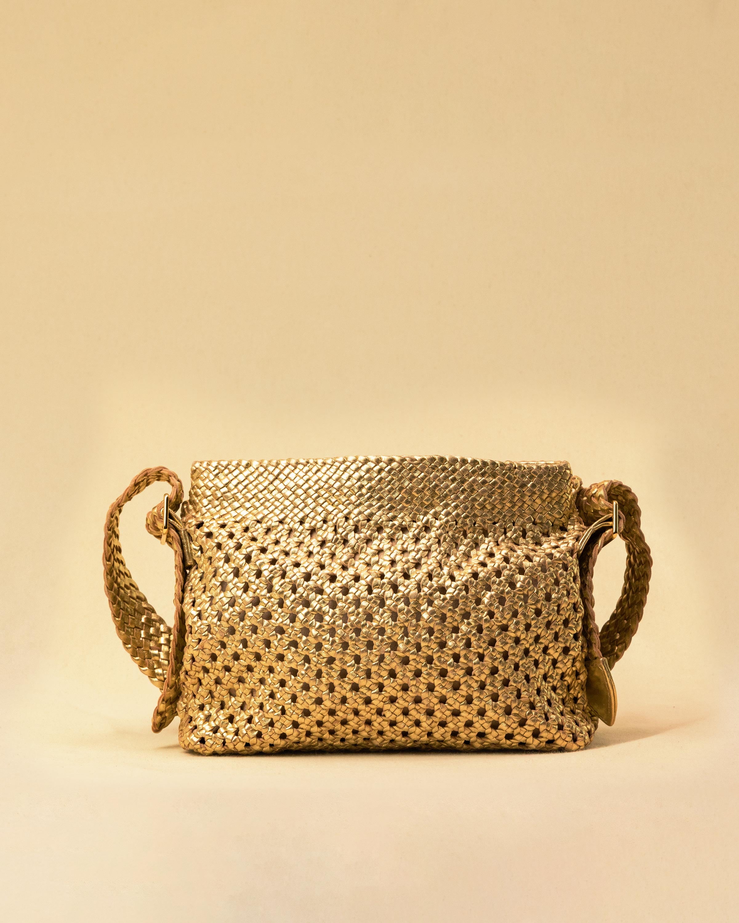 Die Shoulder Bag ALIA von LABEL17 ist aus geschmeidigem Nappaleder gefertigt und von Hand mit verschiedenen Flechtmustern gearbeitet – ein echtes Statement handwerklicher Präzision.
Mit ihrem verstellbaren Riemen und der eleganten Textur lässt sie sich mühelos vom Tag bis in den Abend tragen.