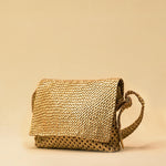 Die Shoulder Bag ALIA von LABEL17 ist aus geschmeidigem Nappaleder gefertigt und von Hand mit verschiedenen Flechtmustern gearbeitet – ein echtes Statement handwerklicher Präzision.
Mit ihrem verstellbaren Riemen und der eleganten Textur lässt sie sich mühelos vom Tag bis in den Abend tragen.