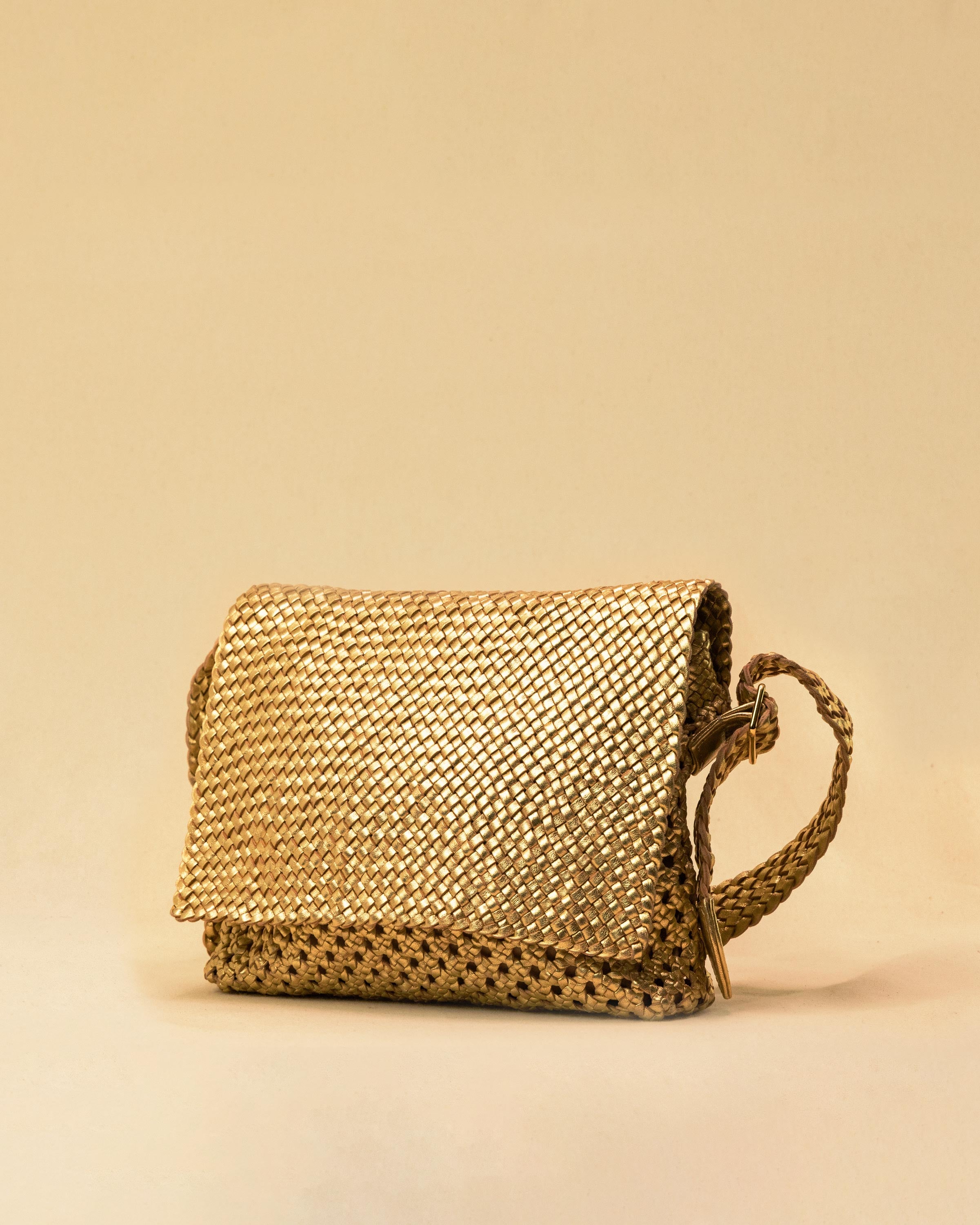 Die Shoulder Bag ALIA von LABEL17 ist aus geschmeidigem Nappaleder gefertigt und von Hand mit verschiedenen Flechtmustern gearbeitet – ein echtes Statement handwerklicher Präzision.
Mit ihrem verstellbaren Riemen und der eleganten Textur lässt sie sich mühelos vom Tag bis in den Abend tragen.