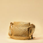 Die Shoulder Bag ALIA von LABEL17 ist aus geschmeidigem Nappaleder gefertigt und von Hand mit verschiedenen Flechtmustern gearbeitet – ein echtes Statement handwerklicher Präzision.
Mit ihrem verstellbaren Riemen und der eleganten Textur lässt sie sich mühelos vom Tag bis in den Abend tragen.