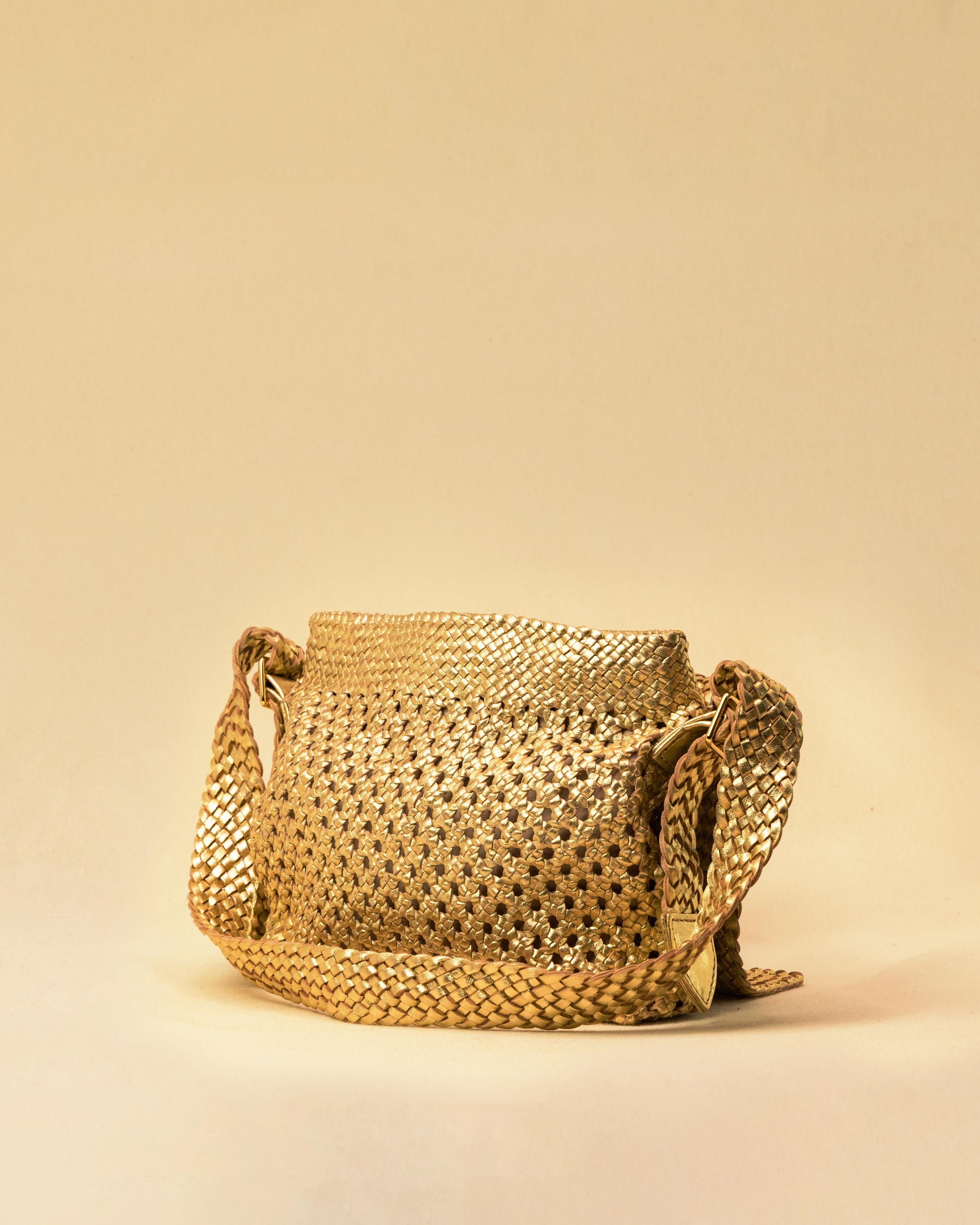 Die Shoulder Bag ALIA von LABEL17 ist aus geschmeidigem Nappaleder gefertigt und von Hand mit verschiedenen Flechtmustern gearbeitet – ein echtes Statement handwerklicher Präzision.
Mit ihrem verstellbaren Riemen und der eleganten Textur lässt sie sich mühelos vom Tag bis in den Abend tragen.