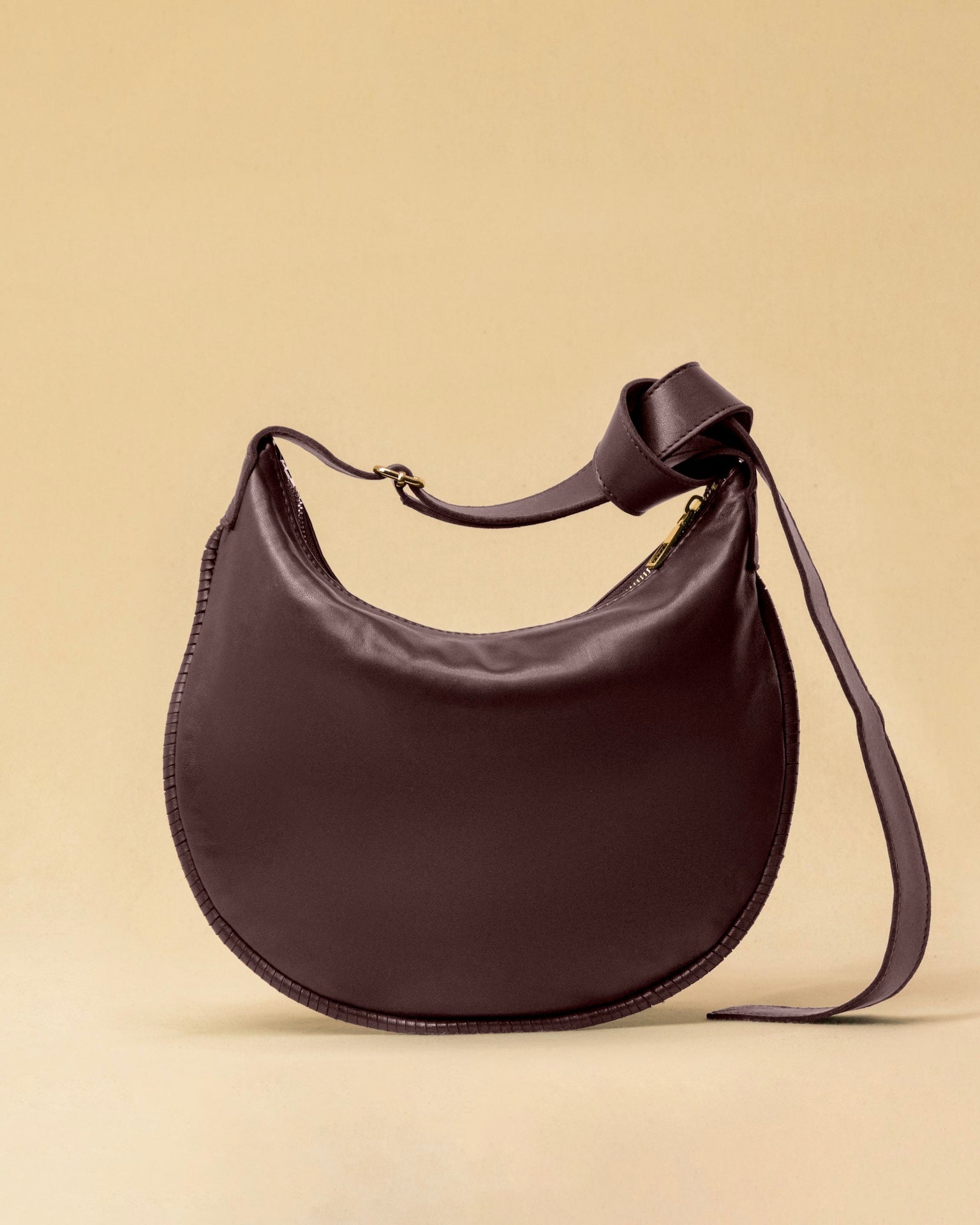LABEL17's Shoulder Bag Saddle IVY Medium in Burgundy, made of finest Lamb-Nappa, hand-crafted in Morocco