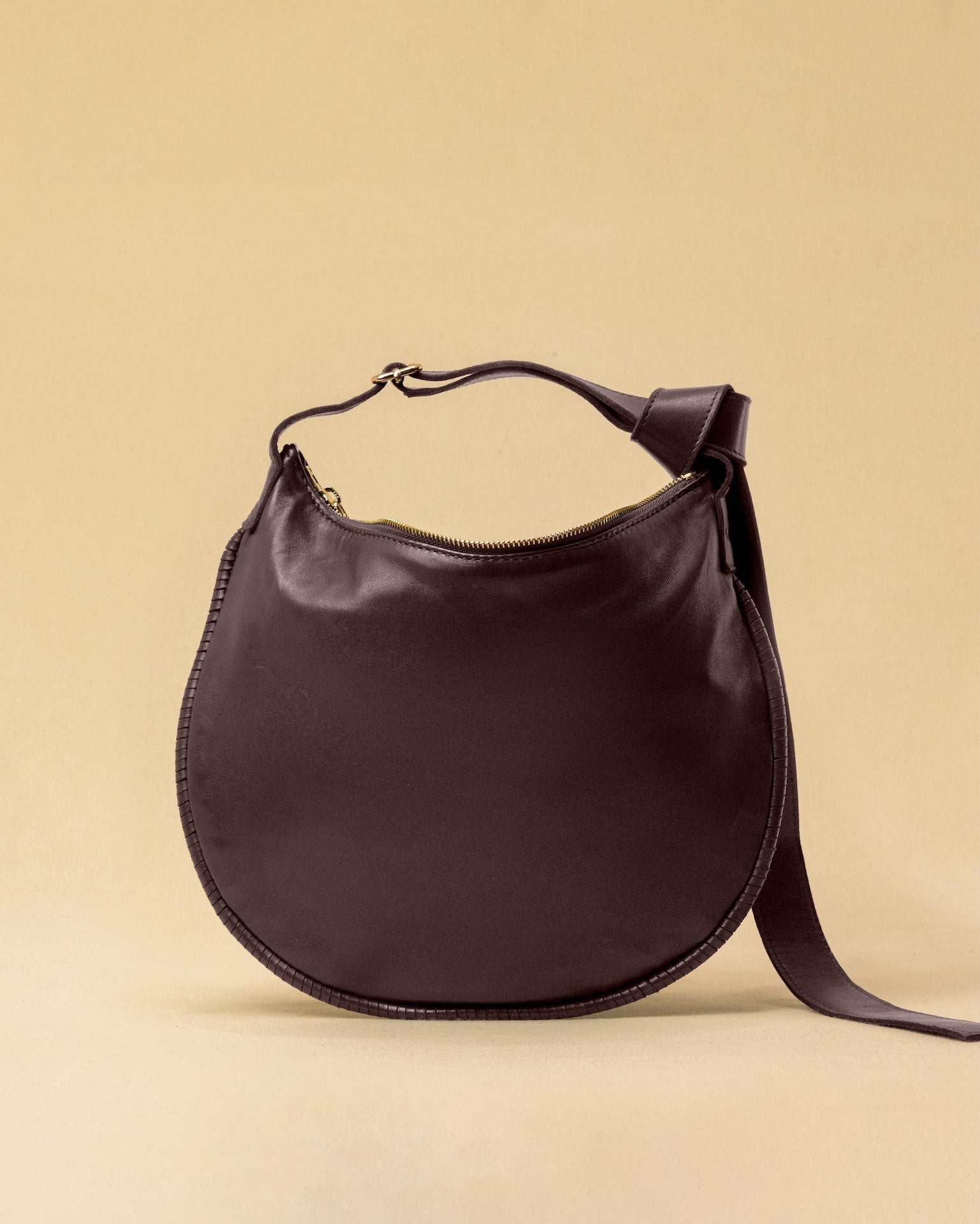 LABEL17's Shoulder Bag Saddle IVY Medium in Burgundy, made of finest Lamb-Nappa, hand-crafted in Morocco