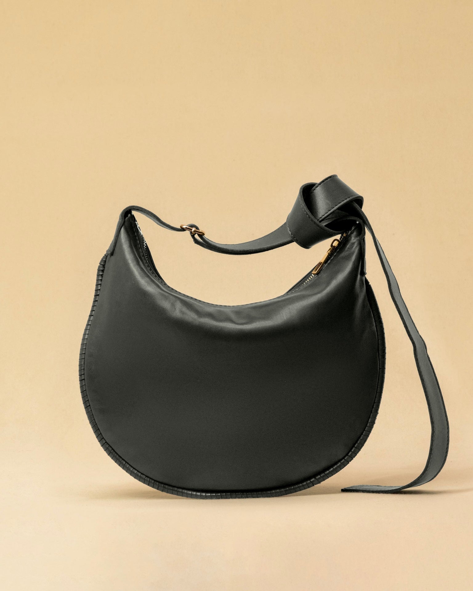 LABEL17's Shoulder Bag Saddle IVY Medium in Darkgrey, made of finest Lamb-Nappa, hand-crafted in Morocco