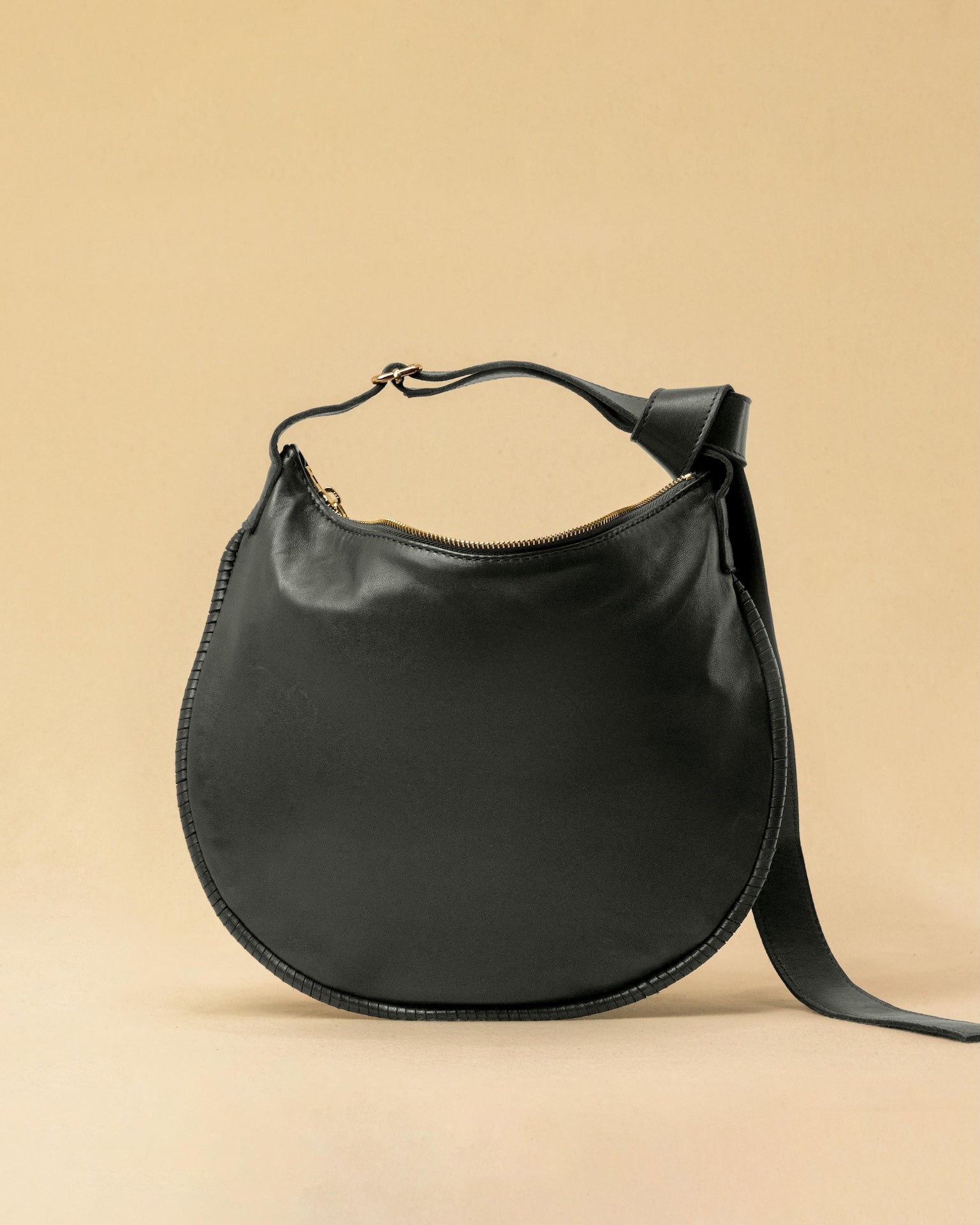 LABEL17's Shoulder Bag Saddle IVY Medium in Darkgrey, made of finest Lamb-Nappa, hand-crafted in Morocco