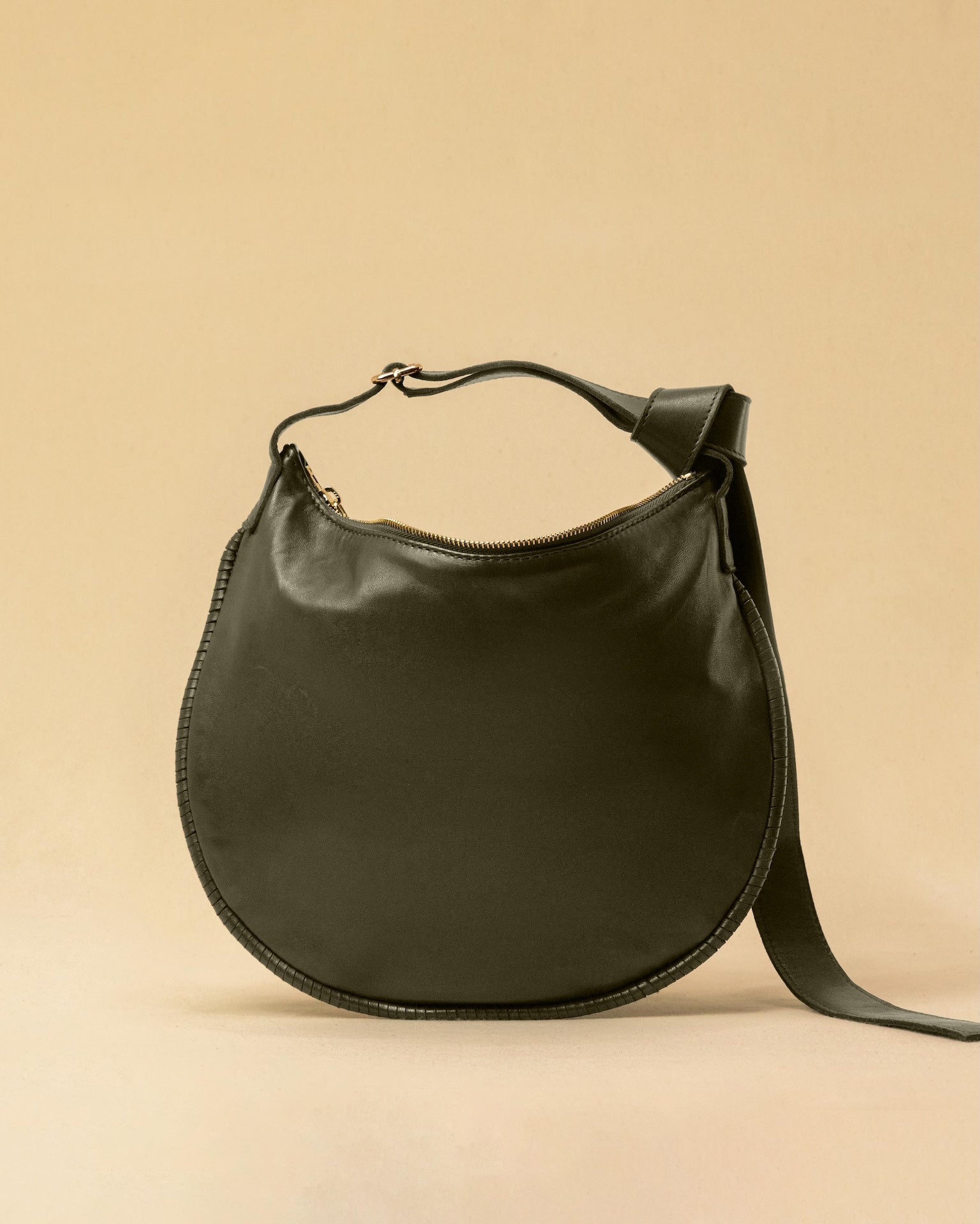 LABEL17's Shoulder Bag Saddle IVY Medium in Olive, made of finest Lamb-Nappa, hand-crafted in Morocco