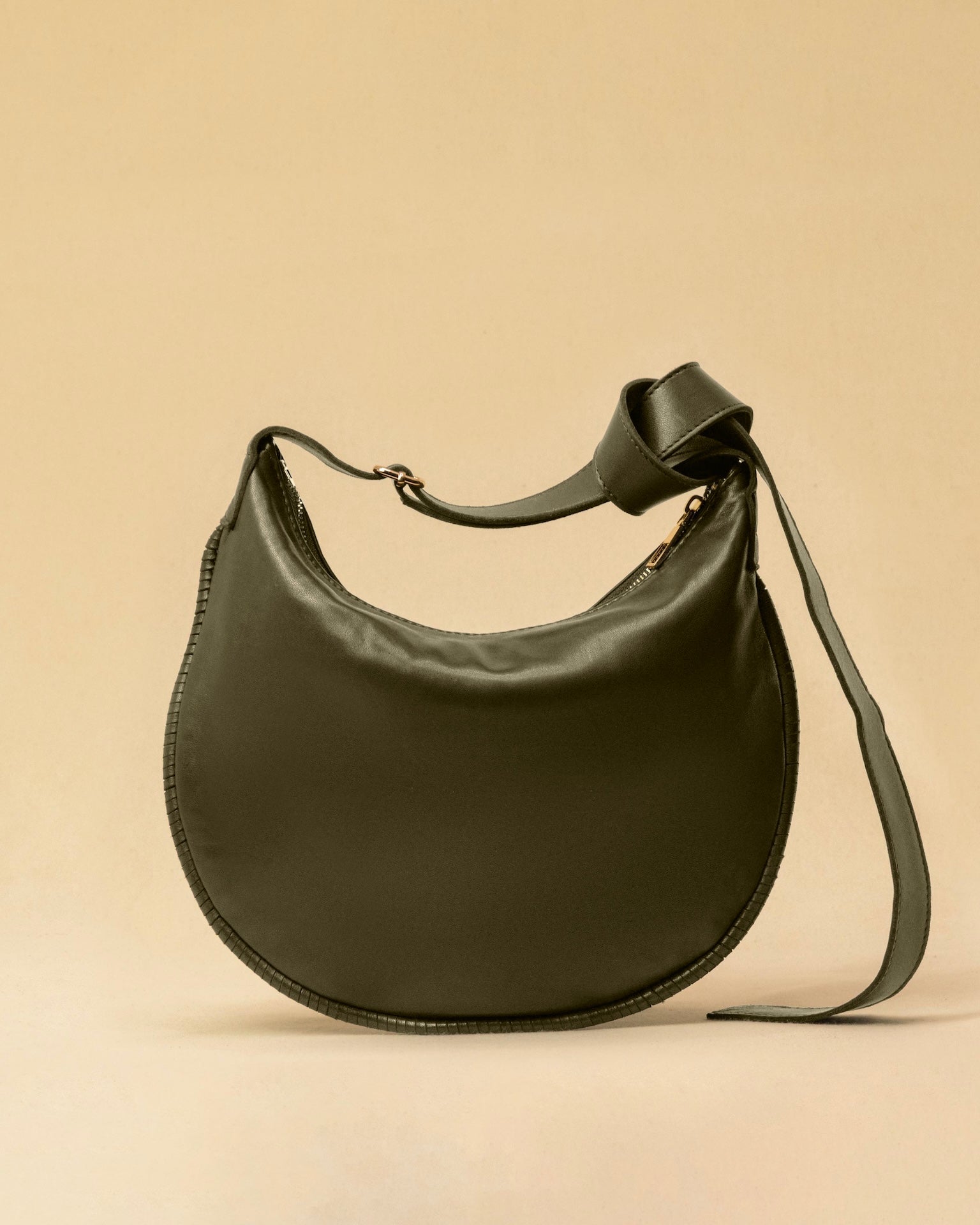 LABEL17's Shoulder Bag Saddle IVY Medium in Olive, made of finest Lamb-Nappa, hand-crafted in Morocco