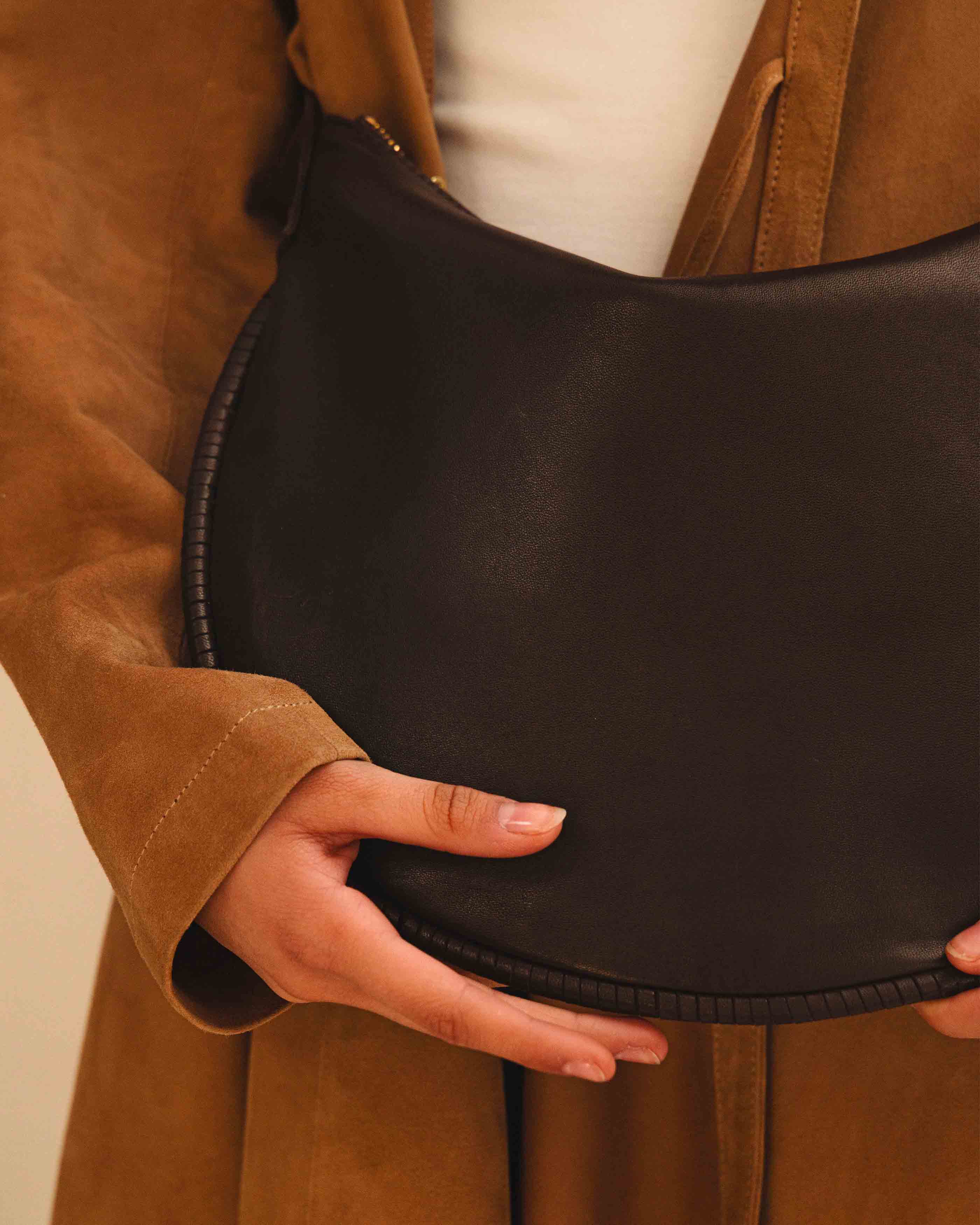 LABEL17's Shoulder Bag Saddle IVY Medium in Darkbrown, made of finest Lamb-Nappa, hand-crafted in Morocco